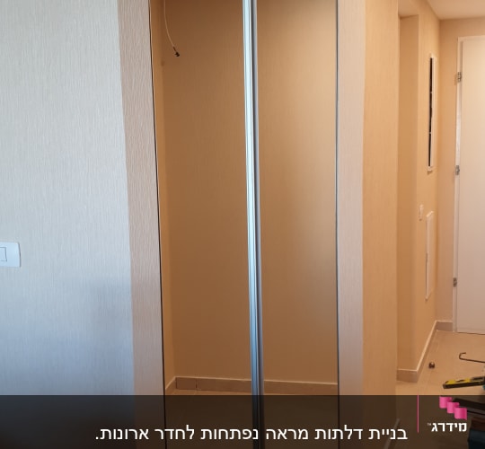 מראה עם מסגרת מתכת מותקנת בקיר